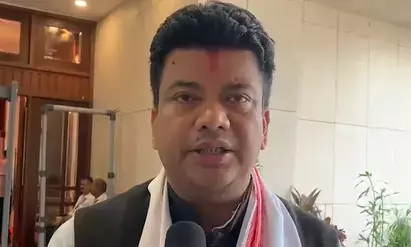 असम विधानसभा के बजट सत्र में कांग्रेस का प्रदर्शन, बिजली, शिक्षा, इथेनॉल और जलभराव के मुद्दों पर सरकार को घेरा असम विधानसभा के बजट सत्र में कांग्रेस का प्रदर्शन, बिजली, शिक्षा, इथेनॉल और जलभराव के मुद्दों पर सरकार को घेरा