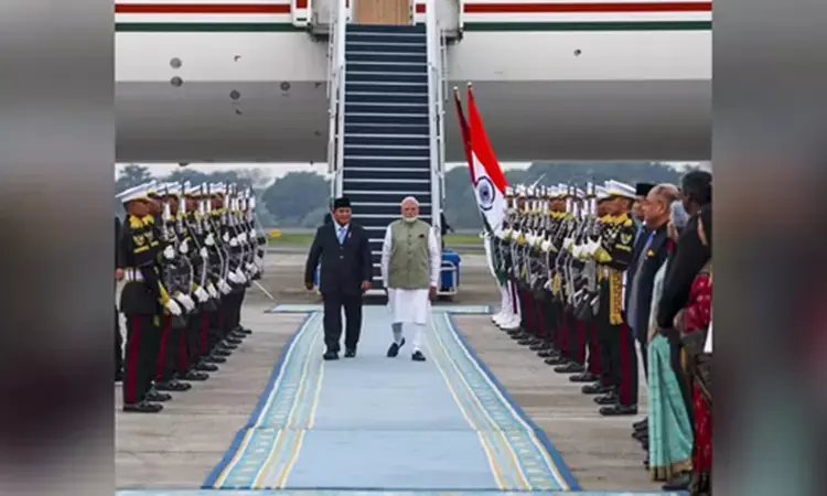 इंडोनेशिया पहुंचे PM मोदी, राष्ट्रपति प्रबोवो ने किया स्वागत; ब्रह्मोस मिसाइल सौदे और रणनीतिक साझेदारी पर रहेगी नजर