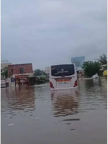 महाराष्ट्र में भारी बारिश का कहर: कई जिले प्रभावित, पुणे में पानी में फंसी बस; कई जगह जलभराव और भूस्खलन महाराष्ट्र में भारी बारिश का कहर: कई जिले प्रभावित, पुणे में पानी में फंसी बस; कई जगह जलभराव और भूस्खलन