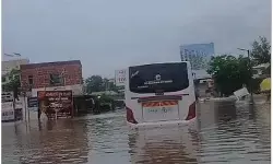 महाराष्ट्र में भारी बारिश का कहर: कई जिले प्रभावित, पुणे में पानी में फंसी बस; कई जगह जलभराव और भूस्खलन