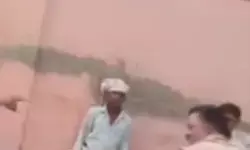 जेवर एयरपोर्ट के पास नशे में धुत युवक का हंगामा, दारोगा से मारपीट का वीडियो वायरल, आरोपी गिरफ्तार जेवर एयरपोर्ट के पास नशे में धुत युवक का हंगामा, दारोगा से मारपीट का वीडियो वायरल, आरोपी गिरफ्तार