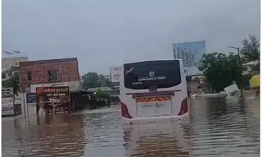 महाराष्ट्र में भारी बारिश का कहर: कई जिले प्रभावित, पुणे में पानी में फंसी बस; कई जगह जलभराव और भूस्खलन महाराष्ट्र में भारी बारिश का कहर: कई जिले प्रभावित, पुणे में पानी में फंसी बस; कई जगह जलभराव और भूस्खलन