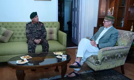 जम्मू-कश्मीर के दौरे पर पहुंचे सेना प्रमुख जनरल धीरज सेठ, एलजी और सीएम से की मुलाकात जम्मू-कश्मीर के दौरे पर पहुंचे सेना प्रमुख जनरल धीरज सेठ, एलजी और सीएम से की मुलाकात