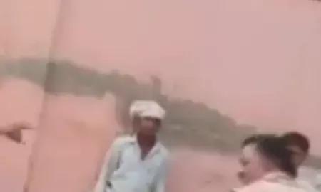 जेवर एयरपोर्ट के पास नशे में धुत युवक का हंगामा, दारोगा से मारपीट का वीडियो वायरल, आरोपी गिरफ्तार