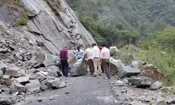 चमोली: नंदप्रयाग-नंदानगर मार्ग पर पहाड़ी से भारी मात्रा में बोल्डर और मलबा गिरा, रास्ता बंद होने से लोग परेशान चमोली: नंदप्रयाग-नंदानगर मार्ग पर पहाड़ी से भारी मात्रा में बोल्डर और मलबा गिरा, रास्ता बंद होने से लोग परेशान