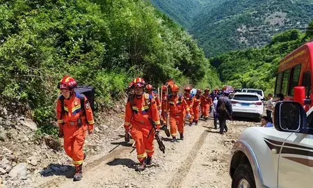 चीन के गांसु में भूस्खलन से 21 लोगों की मौत चीन के गांसु में भूस्खलन से 21 लोगों की मौत