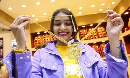 मध्य पूर्व में तनाव बढ़ने से सोना फिसला, चांदी 2.23 लाख रुपए के नीचे