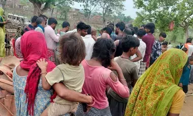 झारखंड: पलामू में पारिवारिक कलह के बाद मां ने दो मासूम बेटियों को कुएं में फेंका, खुद भी कूदी; दोनों बच्चियों की मौत झारखंड: पलामू में पारिवारिक कलह के बाद मां ने दो मासूम बेटियों को कुएं में फेंका, खुद भी कूदी; दोनों बच्चियों की मौत