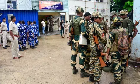 बंगाल: नाबालिग से दुष्कर्म और हत्या के बाद हिंसा के मामले में 22 और गिरफ्तार, पुलिस ने अब तक 42 को पकड़ा बंगाल: नाबालिग से दुष्कर्म और हत्या के बाद हिंसा के मामले में 22 और गिरफ्तार, पुलिस ने अब तक 42 को पकड़ा