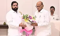 महाराष्ट्र में मुलाकातों से बढ़ी हलचल, शरद पवार-शिंदे बैठक और तावड़े-जयंत पाटिल की चर्चा पर NDA में शामिल होने की अटकलें तेज महाराष्ट्र में मुलाकातों से बढ़ी हलचल, शरद पवार-शिंदे बैठक और तावड़े-जयंत पाटिल की चर्चा पर NDA में शामिल होने की अटकलें तेज