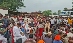 झारखंड: सड़क हादसे में सीआरपीएफ जवान की मौत के दूसरे दिन भी प्रदर्शन, सड़क जाम झारखंड: सड़क हादसे में सीआरपीएफ जवान की मौत के दूसरे दिन भी प्रदर्शन, सड़क जाम