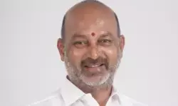 ओवैसी के कॉलेज को लेकर तेलंगाना में सियासी घमासान, मंत्री बंदी संजय कुमार ने कांग्रेस पर साधा निशाना ओवैसी के कॉलेज को लेकर तेलंगाना में सियासी घमासान, मंत्री बंदी संजय कुमार ने कांग्रेस पर साधा निशाना