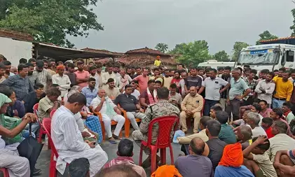 झारखंड: सड़क हादसे में सीआरपीएफ जवान की मौत के दूसरे दिन भी प्रदर्शन, सड़क जाम
