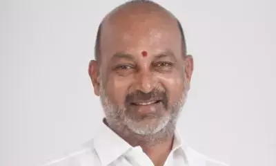 ओवैसी के कॉलेज को लेकर तेलंगाना में सियासी घमासान, मंत्री बंदी संजय कुमार ने कांग्रेस पर साधा निशाना ओवैसी के कॉलेज को लेकर तेलंगाना में सियासी घमासान, मंत्री बंदी संजय कुमार ने कांग्रेस पर साधा निशाना