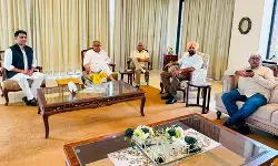 पंजाब कांग्रेस में घमासान: बघेल से मिला चन्नी-रंधावा गुट, राजा वड़िंग को हटाने की मांग पर अड़े बागी नेता पंजाब कांग्रेस में घमासान: बघेल से मिला चन्नी-रंधावा गुट, राजा वड़िंग को हटाने की मांग पर अड़े बागी नेता