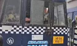 कोलकाता में मेडिकल वीजा पर आए बांग्लादेशी पर चोरी के फोन-लैपटॉप तस्करी का आरोप, गिरफ्तार कोलकाता में मेडिकल वीजा पर आए बांग्लादेशी पर चोरी के फोन-लैपटॉप तस्करी का आरोप, गिरफ्तार