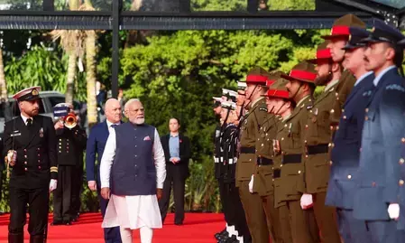 पीएम मोदी का ऑकलैंड में पारंपरिक माओरी पोहिरी से स्वागत पीएम मोदी का ऑकलैंड में पारंपरिक माओरी पोहिरी से स्वागत