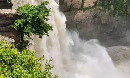 पिथौरागढ़ में बारिश का कहर: 80 से 90 परिवारों का टूटा संपर्क, जान जोखिम में डालकर नदी-नाले पार कर रहे ग्रामीण पिथौरागढ़ में बारिश का कहर: 80 से 90 परिवारों का टूटा संपर्क, जान जोखिम में डालकर नदी-नाले पार कर रहे ग्रामीण