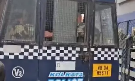 कोलकाता में मेडिकल वीजा पर आए बांग्लादेशी पर चोरी के फोन-लैपटॉप तस्करी का आरोप, गिरफ्तार कोलकाता में मेडिकल वीजा पर आए बांग्लादेशी पर चोरी के फोन-लैपटॉप तस्करी का आरोप, गिरफ्तार