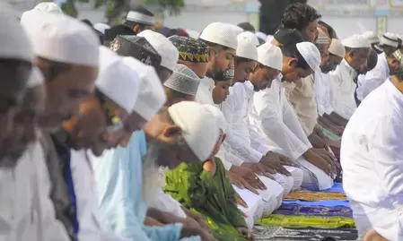 बंगाल: रनवे के विस्तार के लिए एनएससीबीआई एयरपोर्ट से बांकरा मस्जिद को दूसरी जगह ले जाने का काम शुरू बंगाल: रनवे के विस्तार के लिए एनएससीबीआई एयरपोर्ट से बांकरा मस्जिद को दूसरी जगह ले जाने का काम शुरू