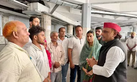 मेरठ में पीड़ित परिवार से मिले अखिलेश यादव, बोले- कमजोर धाराओं में मुकदमा दर्ज कर न्याय से हो रहा खिलवाड़