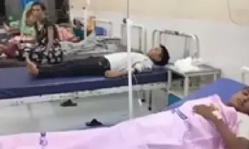 महाराष्ट्र के नंदुरबार छात्रावास में भोजन के बाद 40 छात्र बीमार, 25 अस्पताल में भर्ती महाराष्ट्र के नंदुरबार छात्रावास में भोजन के बाद 40 छात्र बीमार, 25 अस्पताल में भर्ती