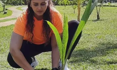 हुमा कुरैशी: भवुक होते हुए माँ के नाम पेड़ लगाया, कहा- उन्होंने सिखाया असली ताकत का मतलब