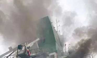 ओमान के पास कंटेनर जहाज में टक्कर के बाद लगी भीषण आग, UKMTO ने जारी किया अलर्ट ओमान के पास कंटेनर जहाज में टक्कर के बाद लगी भीषण आग, UKMTO ने जारी किया अलर्ट