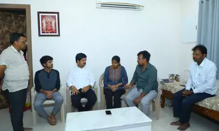 आंध्र प्रदेश के मंत्री ने वियतनाम में नाव दुर्घटना में मारी गई महिला के परिवार को सांत्वना दी आंध्र प्रदेश के मंत्री ने वियतनाम में नाव दुर्घटना में मारी गई महिला के परिवार को सांत्वना दी