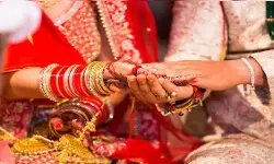 UP News: जयमाला के बाद दुल्हन के फोन पर आया मैसेज, टूट गई शादी ; बरातघर में हंगामा UP News: जयमाला के बाद दुल्हन के फोन पर आया मैसेज, टूट गई शादी ; बरातघर में हंगामा