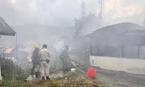 मणिपुर में आगजनी के बाद बढ़ा तनाव, प्रशासन और सुरक्षा व्यवस्था पर उठे सवाल मणिपुर में आगजनी के बाद बढ़ा तनाव, प्रशासन और सुरक्षा व्यवस्था पर उठे सवाल