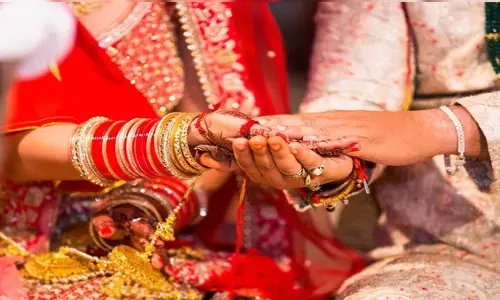 UP News: जयमाला के बाद दुल्हन के फोन पर आया मैसेज, टूट गई शादी ; बरातघर में हंगामा