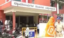 कर्नाटक कोर्ट में जज की कुर्सी पर टोटका करने का आरोप, CCTV फुटेज के आधार पर महिला गिरफ्तार कर्नाटक कोर्ट में जज की कुर्सी पर टोटका करने का आरोप, CCTV फुटेज के आधार पर महिला गिरफ्तार