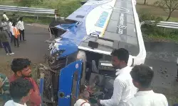 नासिक में सोमथाना घाट पर प्राइवेट लग्जरी बस पलटने से एक यात्री की मौत, पांच घायल नासिक में सोमथाना घाट पर प्राइवेट लग्जरी बस पलटने से एक यात्री की मौत, पांच घायल