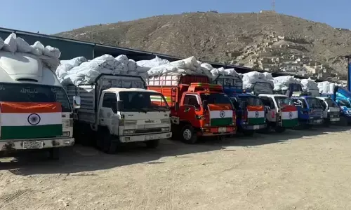 अफगानिस्तान के पुनर्वास में भारत की बड़ी पहल, लौट रहे परिवारों के लिए राहत सामग्री और टेंट सौंपे