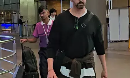मुंबई लौटे ऋतिक रोशन, गर्लफ्रेंड और बेटों संग मनाने गए थे वेकेशन मुंबई लौटे ऋतिक रोशन, गर्लफ्रेंड और बेटों संग मनाने गए थे वेकेशन