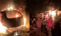 मणिपुर में असम राइफल्स कैंप पर हिंसक हमला, तीन वाहन फूंके; तलाशी अभियान के बाद बढ़ा तनाव मणिपुर में असम राइफल्स कैंप पर हिंसक हमला, तीन वाहन फूंके; तलाशी अभियान के बाद बढ़ा तनाव