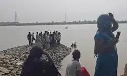 नई दिल्ली: यमुना नदी में नहाते वक्त डूबे चार बच्चे, तीन के शव बरामद; एक की तलाश जारी नई दिल्ली: यमुना नदी में नहाते वक्त डूबे चार बच्चे, तीन के शव बरामद; एक की तलाश जारी
