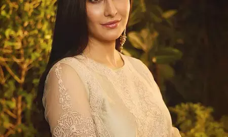 हौसले से बनी सुपरस्टार, कैटरीना कैफ ने भाषा की बाधा को पार कर बॉलीवुड में किया कमाल हौसले से बनी सुपरस्टार, कैटरीना कैफ ने भाषा की बाधा को पार कर बॉलीवुड में किया कमाल