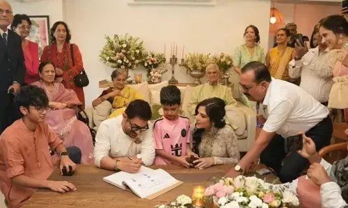 आमिर खान की शादी पर तोड़ी चुप्पी, परिवार की इंटरफेथ शादियां चर्चा में, कई रिश्ते बने धर्म की सीमाओं से परे आमिर खान की शादी पर तोड़ी चुप्पी, परिवार की इंटरफेथ शादियां चर्चा में, कई रिश्ते बने धर्म की सीमाओं से परे