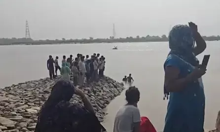 नई दिल्ली: यमुना नदी में नहाते वक्त डूबे चार बच्चे, तीन के शव बरामद; एक की तलाश जारी नई दिल्ली: यमुना नदी में नहाते वक्त डूबे चार बच्चे, तीन के शव बरामद; एक की तलाश जारी