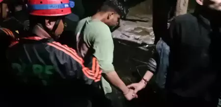 उत्तराखंड: गौरीकुंड के पास खाई में गिरा युवक, कड़ी मशक्कत के बाद रेस्क्यू टीमों ने बचाया उत्तराखंड: गौरीकुंड के पास खाई में गिरा युवक, कड़ी मशक्कत के बाद रेस्क्यू टीमों ने बचाया