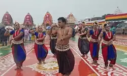 पुरी में रथयात्रा से पहले कलाकारों ने भगवान जगन्नाथ के स्वागत में दी मनमोहक नृत्य प्रस्तुति पुरी में रथयात्रा से पहले कलाकारों ने भगवान जगन्नाथ के स्वागत में दी मनमोहक नृत्य प्रस्तुति