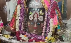 चंद्रमा, बेलपत्र, वैष्णव तिलक और त्रिपुंड से सजे बाबा महाकाल, भस्म आरती में बड़ी संख्या में शामिल हुए श्रद्धालु चंद्रमा, बेलपत्र, वैष्णव तिलक और त्रिपुंड से सजे बाबा महाकाल, भस्म आरती में बड़ी संख्या में शामिल हुए श्रद्धालु