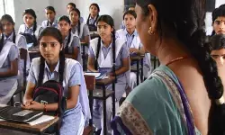 राजस्थान के स्कूल में शर्मनाक वाकया: शिक्षिका के पैसे चोरी होने के शक में उतरवाए छात्राओं के कपड़े, विभाग का कड़ा एक्शन राजस्थान के स्कूल में शर्मनाक वाकया: शिक्षिका के पैसे चोरी होने के शक में उतरवाए छात्राओं के कपड़े, विभाग का कड़ा एक्शन