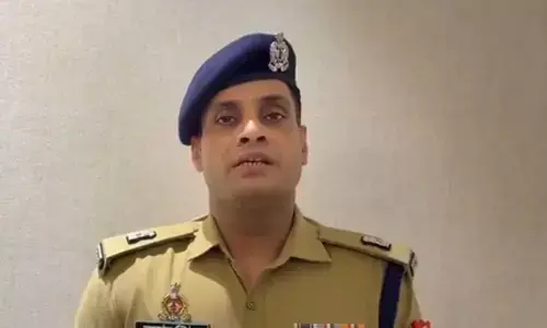 11 हजार केवी हाईटेंशन लाइन का तार टूटने से नोएडा में बड़ा हादसा, 5 लोग झुलसे, स्कूटी में लगी आग 11 हजार केवी हाईटेंशन लाइन का तार टूटने से नोएडा में बड़ा हादसा, 5 लोग झुलसे, स्कूटी में लगी आग