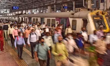 मुंबई लोकल में सीट को लेकर महिलाओं के बीच विवाद, पेपर स्प्रे छिड़कने का आरोप मुंबई लोकल में सीट को लेकर महिलाओं के बीच विवाद, पेपर स्प्रे छिड़कने का आरोप