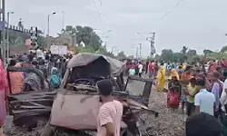 पश्चिम बंगाल में दर्दनाक रेल हादसा: लेवल क्रॉसिंग पर ट्रेन से टकराया स्कूल वाहन, दो छात्रों समेत तीन की मौत पश्चिम बंगाल में दर्दनाक रेल हादसा: लेवल क्रॉसिंग पर ट्रेन से टकराया स्कूल वाहन, दो छात्रों समेत तीन की मौत