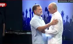 NEET छात्रा के पिता मंच पर फूटे आंसू – राहुल गांधी से बोले, सर सदन में आवाज उठाइए NEET छात्रा के पिता मंच पर फूटे आंसू – राहुल गांधी से बोले, सर सदन में आवाज उठाइए