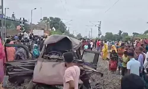 पश्चिम बंगाल में दर्दनाक रेल हादसा: लेवल क्रॉसिंग पर ट्रेन से टकराया स्कूल वाहन, दो छात्रों समेत तीन की मौत